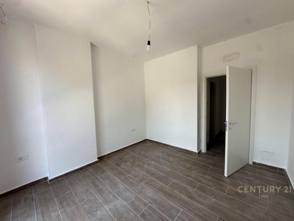 Tirane, jepet me qera zyre Kati 1, 65 m² 700 € (Tek Galeria Roma)