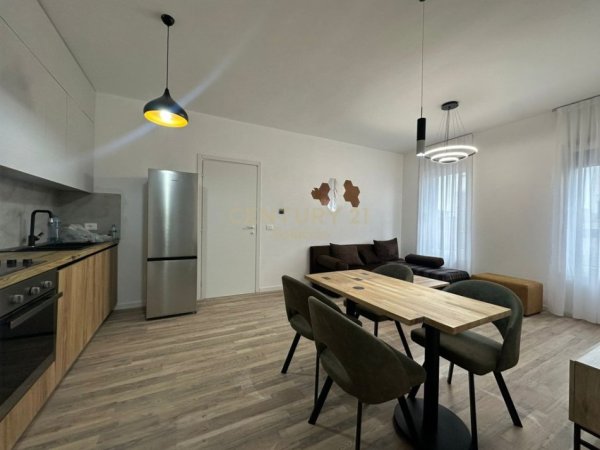 Tirane, jepet me qera apartament 2+1 Kati 9, 97 m² 800 € (BULEVARDIT TE RI)