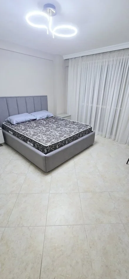 Tirane, jepet me qera apartament 3+1+Ballkon Kati 1, 135 m² 1.100 € (rruga haxji hysen dalliu)