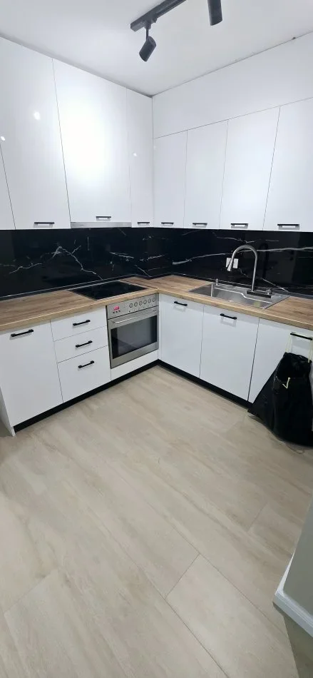 Tirane, jepet me qera apartament 3+1+Ballkon Kati 1, 135 m² 1.100 € (rruga haxji hysen dalliu)