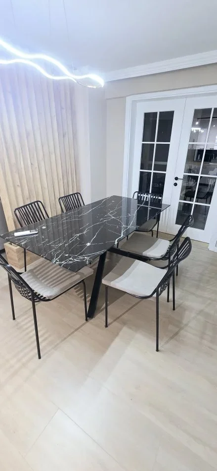 Tirane, jepet me qera apartament 3+1+Ballkon Kati 1, 135 m² 1.100 € (rruga haxji hysen dalliu)