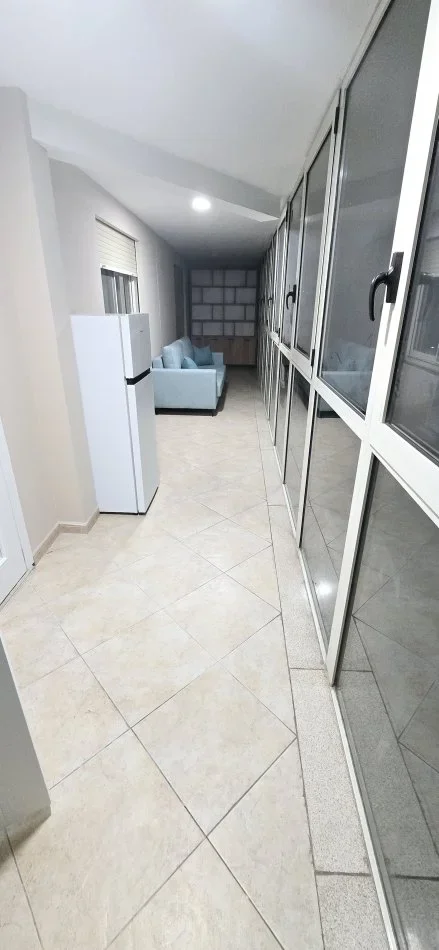 Tirane, jepet me qera apartament 3+1+Ballkon Kati 1, 135 m² 1.100 € (rruga haxji hysen dalliu)