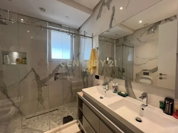 Tirane, jepet me qera apartament 1+1 Kati 5, 154 m² 1.200 € (Rr.Llazar Pulluqi)