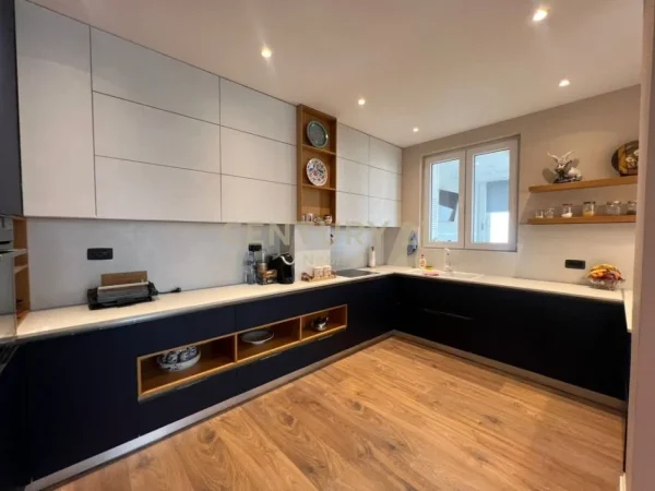 Tirane, jepet me qera apartament 1+1 Kati 5, 154 m² 1.200 € (Rr.Llazar Pulluqi)