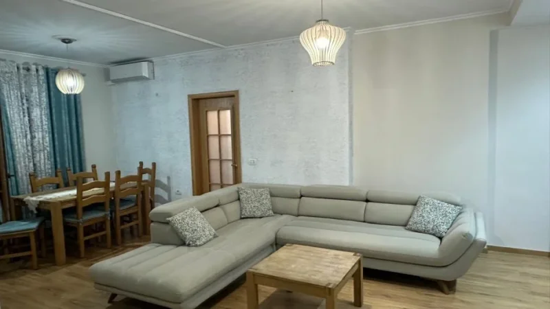 Tirane, jepet me qera apartament 2+1 Kati 7, 110 m² 600 € (tek pallati me shigjeta)