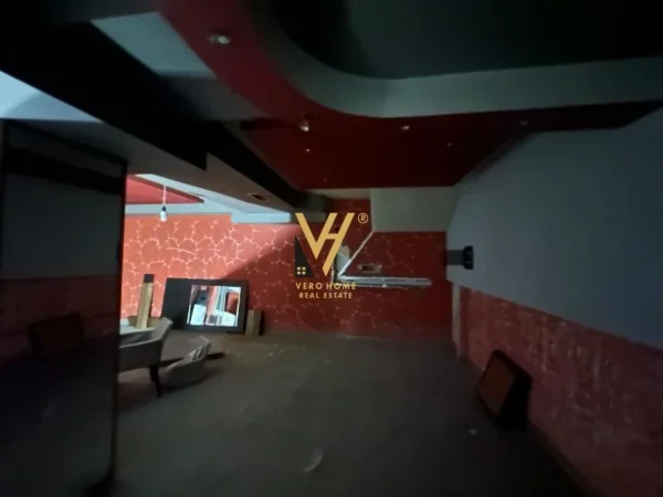 Tirane, jepet me qera dyqan Kati 0, 220 m² 1.500 € (PAZARI I RI)