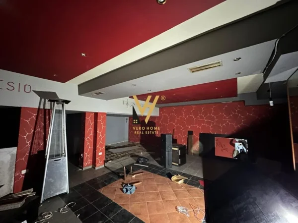 Tirane, jepet me qera dyqan Kati 0, 220 m² 1.500 € (PAZARI I RI)