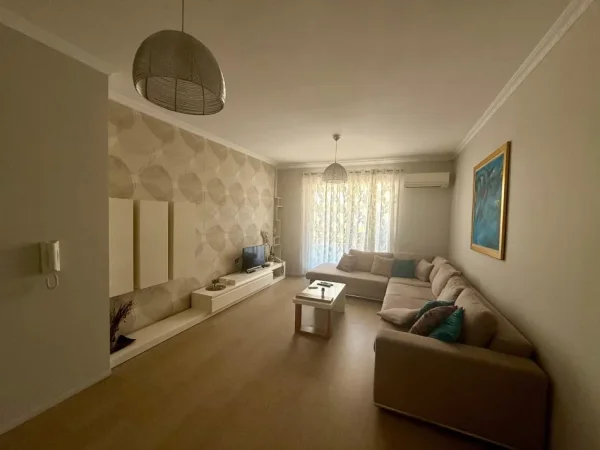 Tirane, jepet me qera apartament 3+1+Ballkon Kati 8, 115 m² 600 € (astir)