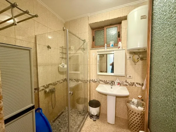 Tirane, jepet me qera apartament 3+1+Ballkon Kati 8, 115 m² 600 € (astir)