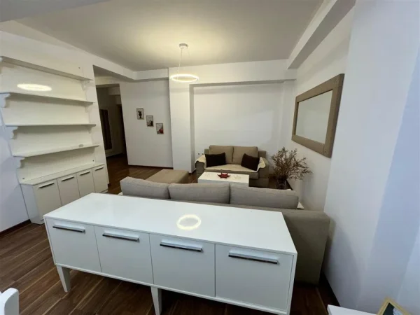 Tirane, jepet me qera apartament 3+1 Kati 5, 146 m² 1.000 € (Liqeni i thate prane Hotel Sokrati)