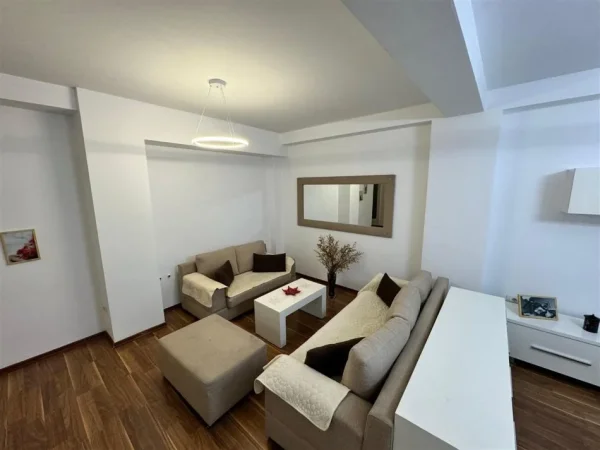 Tirane, jepet me qera apartament 3+1 Kati 5, 146 m² 1.000 € (Liqeni i thate prane Hotel Sokrati)