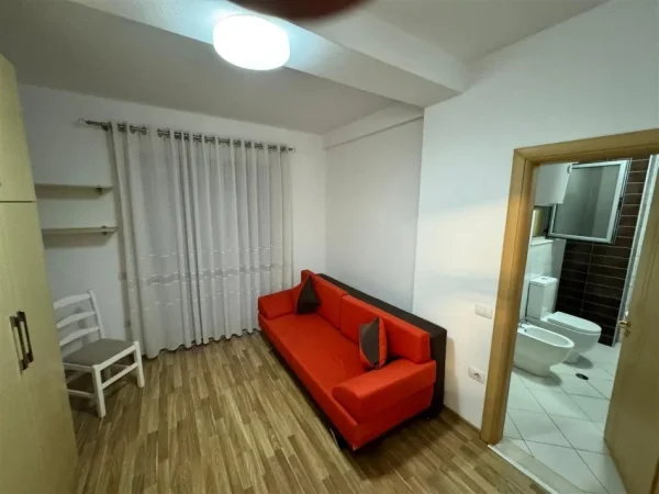 Tirane, jepet me qera apartament 3+1 Kati 5, 146 m² 1.000 € (Liqeni i thate prane Hotel Sokrati)