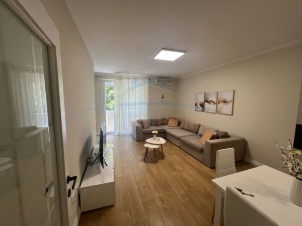 Tirane, jepet me qera apartament 2+1 Kati 1, 88 m² 700 € 