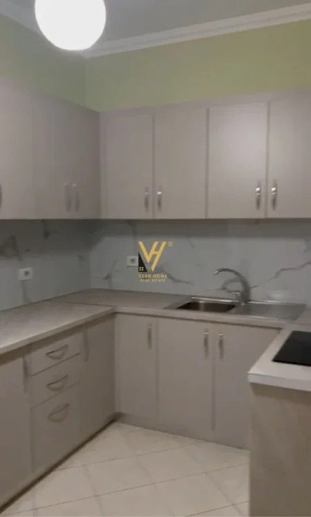 Tirane, jepet me qera apartament 1+1+Ballkon Kati 5, 75 m² 600 € (SELITE)