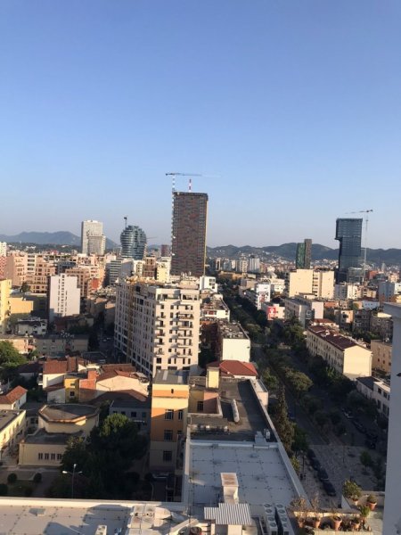 Tirane, jepet me qera apartament 2+1+Ballkon Kati 14, 700 € 