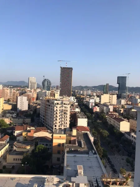 Tirane, jepet me qera apartament 2+1+Ballkon Kati 14, 700 € 
