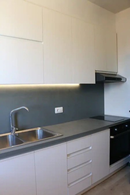 Tirane, jepet me qera apartament 2+1+Ballkon Kati 14, 700 € 