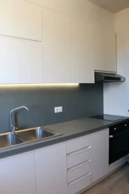Tirane, jepet me qera apartament 2+1+Ballkon Kati 14, 700 € 