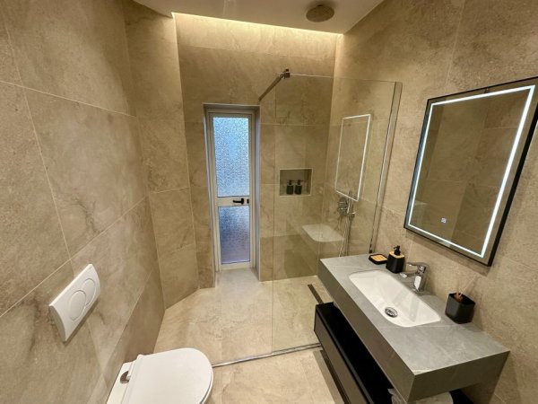 Tirane, jepet me qera apartament 2+1+Aneks+Ballkon Kati 3, 