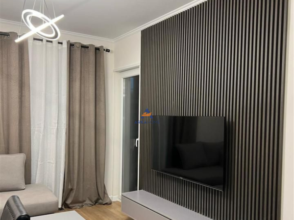 Tirane, jepet me qera apartament 1+1 Kati 4, 65 m² 500 € (UNIVERS CITY PRANE QTU)