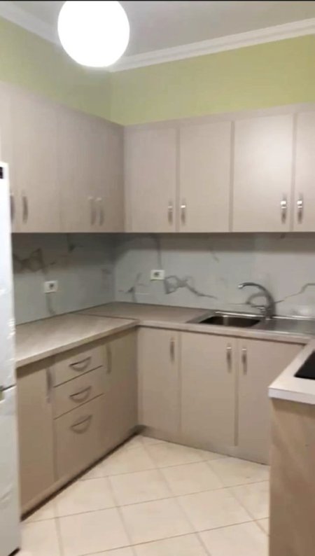 Tirane, jepet me qera apartament 1+1+Ballkon Kati 5, 74 m² 600 € (Rruga Ibrahim Dervishi)