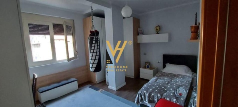 Tirane, jepet me qera apartament 2+1+Ballkon Kati 3, 97 m² 650 € (KOMUNA E PARISIT)