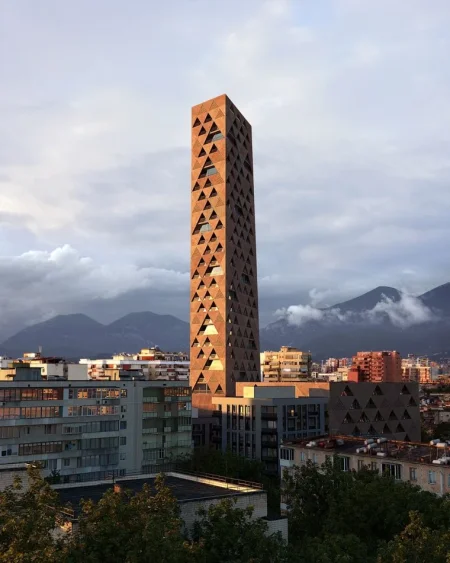 Tirane, shitet apartament 2+1+Ballkon Kati 18, 191 m² 350.000 € (Tirana Tower)