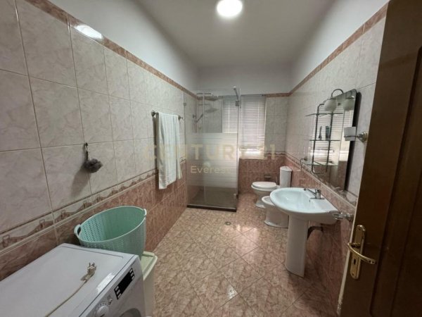Tirane, jepet me qera shtepi 3+1 Kati 1, 120 m² 800 € (Rr. Nikolla Nela)
