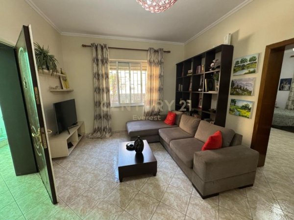 Tirane, jepet me qera shtepi 3+1 Kati 1, 120 m² 800 € (Rr. Nikolla Nela)