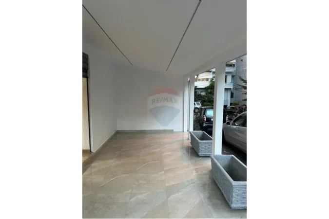 Tirane, jepet me qera ambjent biznesi Kati 0, 80 m² 500 € (Rr. Irfan Tomini)