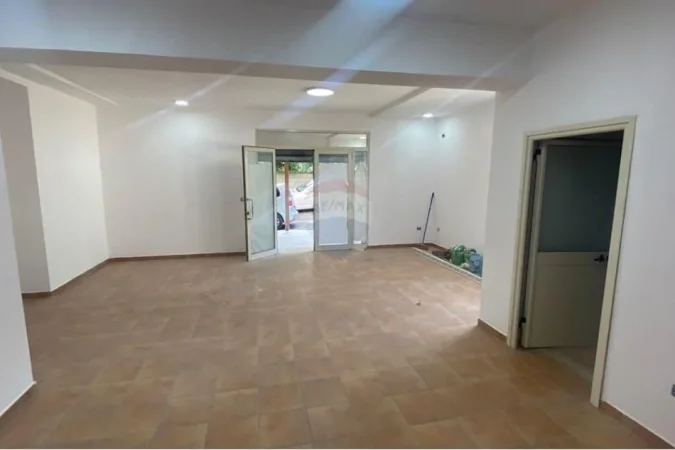 Tirane, jepet me qera ambjent biznesi Kati 0, 80 m² 500 € (Rr. Irfan Tomini)