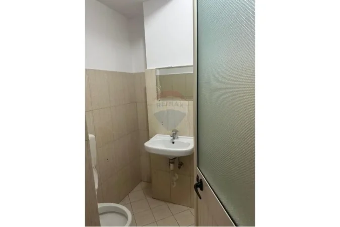 Tirane, jepet me qera ambjent biznesi Kati 0, 80 m² 500 € (Rr. Irfan Tomini)