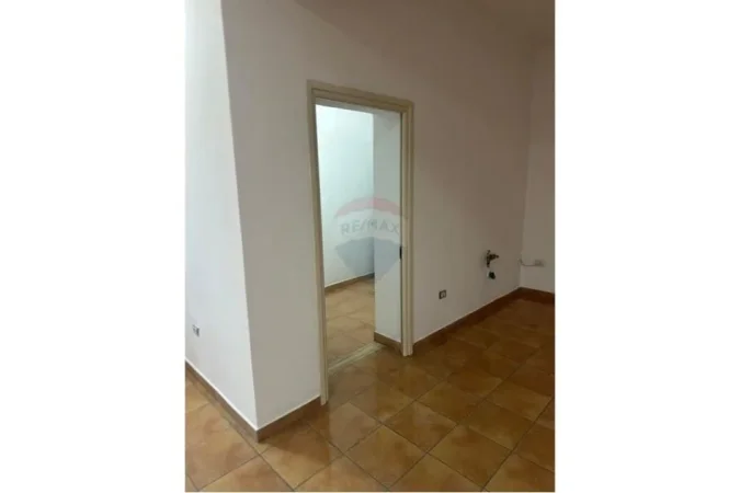 Tirane, jepet me qera ambjent biznesi Kati 0, 80 m² 500 € (Rr. Irfan Tomini)