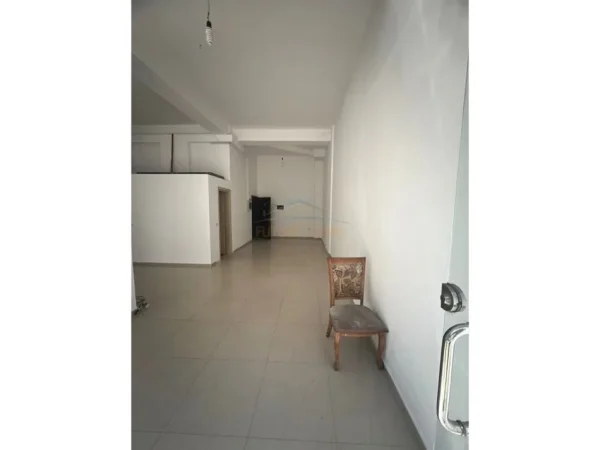 Tirane, jepet me qera ambjent biznesi Kati 0, 54 m² 600 € 
