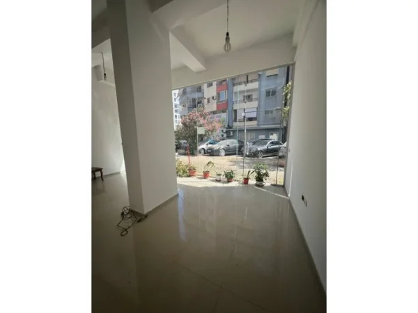 Tirane, jepet me qera ambjent biznesi Kati 0, 54 m² 600 € 
