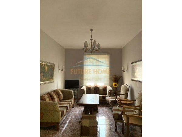 Tirane, jepet me qera apartament 1+1+Ballkon Kati 3, 55 m² 450 € 