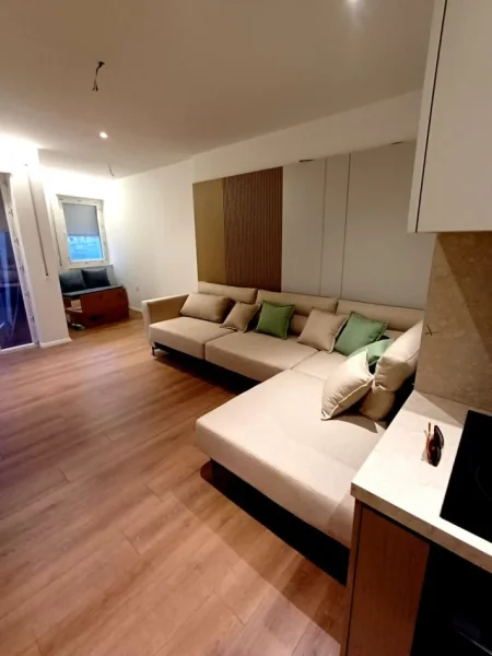 Shitet Apartament 2+1+Post Parkimi  290.000 € (Rr.Durresit)