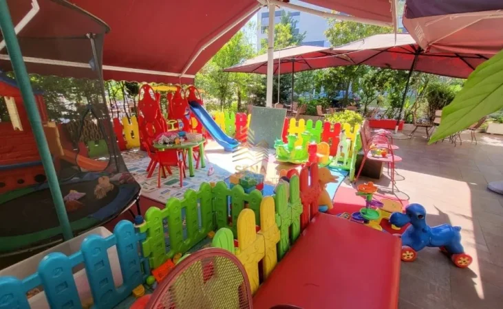 Tirane, jepet me qera lokal Kati 1, 1.100 m² 1.500 € (Kinostudio)