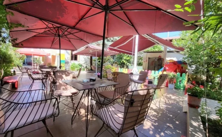 Tirane, jepet me qera lokal Kati 1, 1.100 m² 1.500 € (Kinostudio)