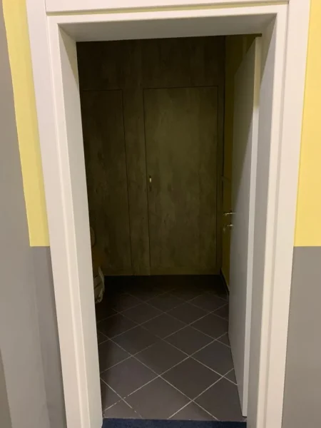 Tirane, jepet me qera zyre Kati 1, 200 m² 2.500 € (blloku)