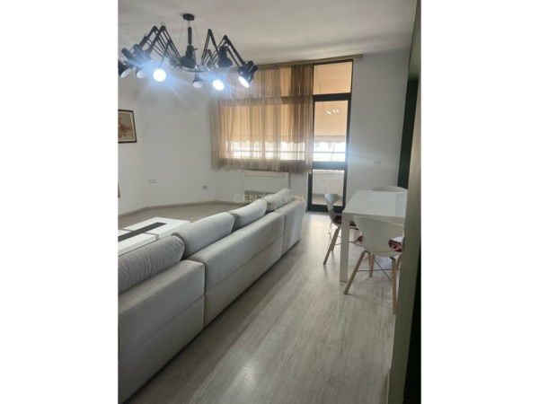 Tirane, jepet me qera apartament 2+1 Kati 10, 120 m² 700 € (Bulevardi Zogu i Pare)