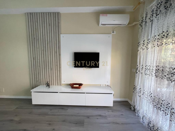 Tirane, jepet me qera apartament 2+1+Ballkon Kati 1, 116 m² 750 € (liqeni i thate)