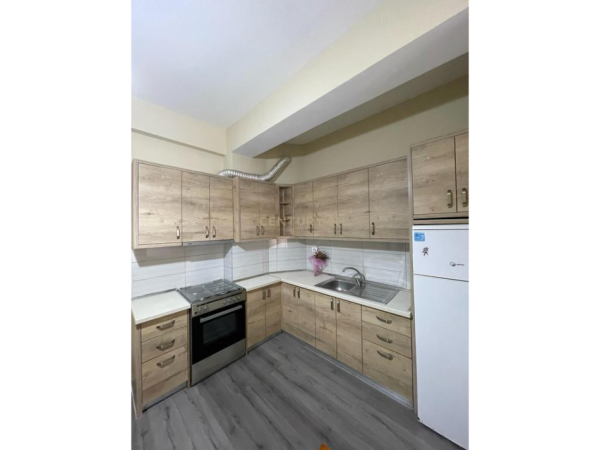 Tirane, jepet me qera apartament 2+1+Ballkon Kati 1, 116 m² 750 € (liqeni i thate)