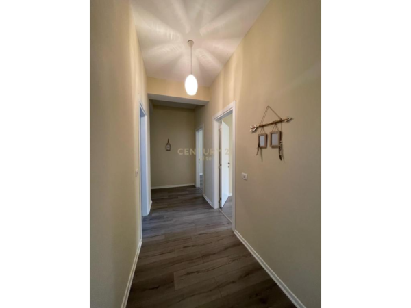 Tirane, jepet me qera apartament 2+1+Ballkon Kati 1, 116 m² 750 € (liqeni i thate)