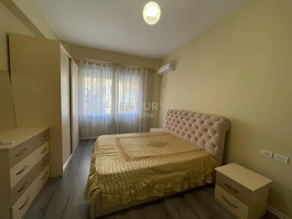 Tirane, jepet me qera apartament 2+1+Ballkon Kati 1, 116 m² 750 € (liqeni i thate)