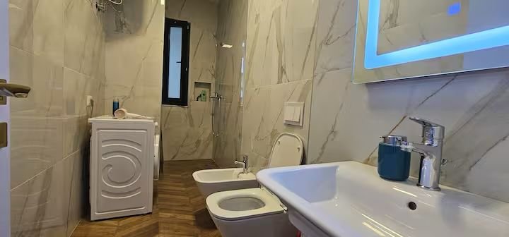 Tirane, jepet me qera apartament 2+1 Kati 3, 125 m² 1.200 € (square 21)