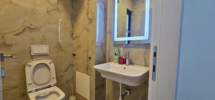 Tirane, jepet me qera apartament 2+1 Kati 3, 125 m² 1.200 € (square 21)