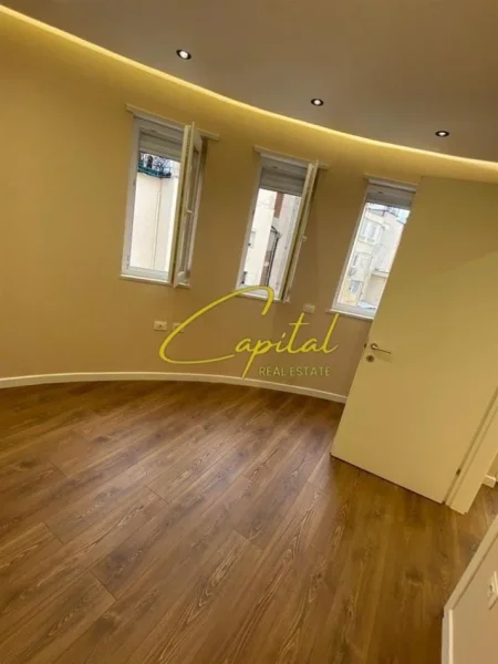 Tirane, jepet me qera zyre Kati 6, 70 m² 700 € (QENDER)
