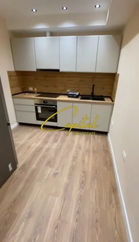 Tirane, jepet me qera zyre Kati 6, 70 m² 700 € (QENDER)