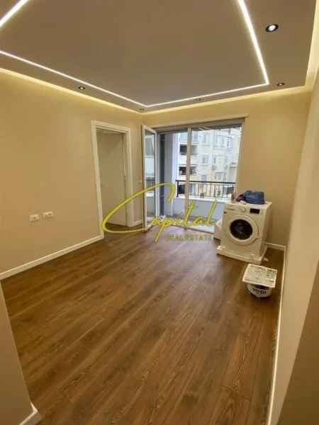 Tirane, jepet me qera zyre Kati 6, 70 m² 700 € (QENDER)